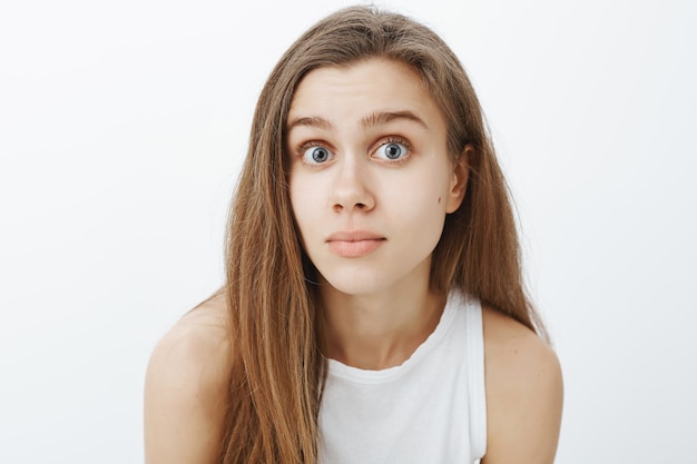 Free photo close-up of surprised girl with amazed face
