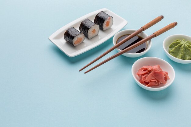 Крупным планом суши роллы с соевым соусом и васаби