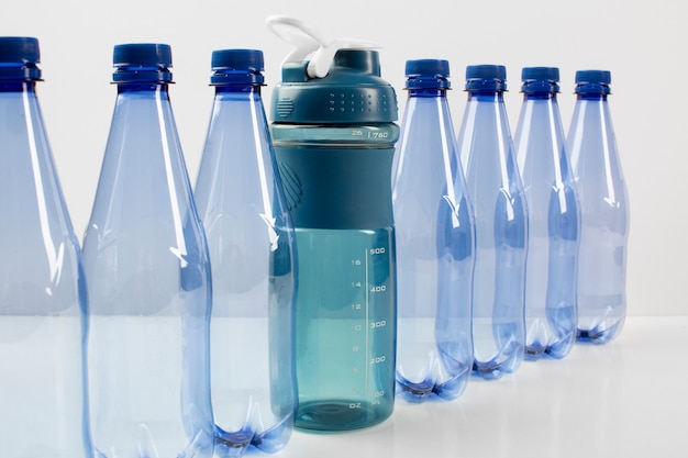 Foto gratuita primo piano sulle alternative sostenibili delle bottiglie
