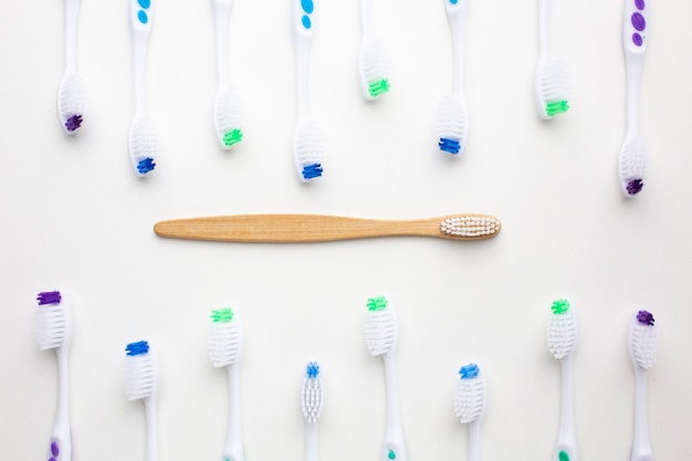 Close up on sustainable tooth brush alternatives