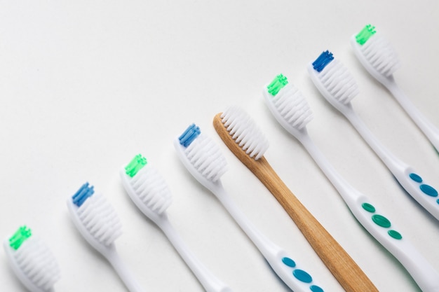 Close up on sustainable tooth brush alternatives