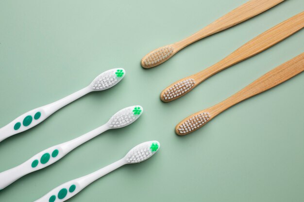 Close up on sustainable tooth brush alternatives