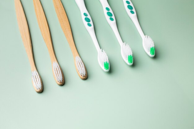 Close up on sustainable tooth brush alternatives