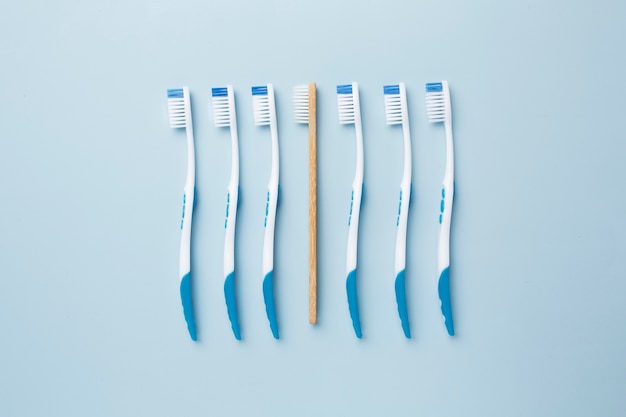 Close up on sustainable tooth brush alternatives
