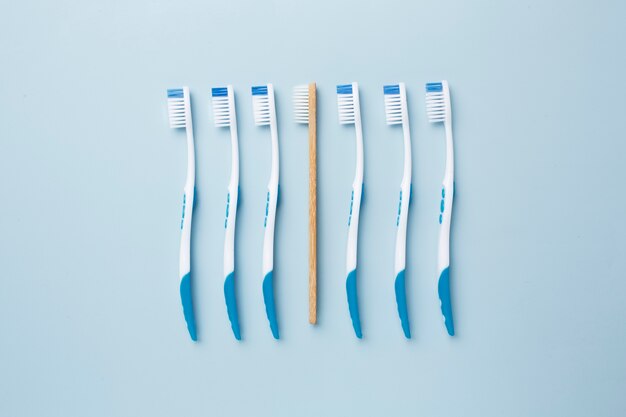 Close up on sustainable tooth brush alternatives