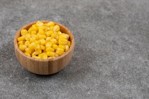 Free photo close up of sweet corn seeds. pickled corn in wooden bowl