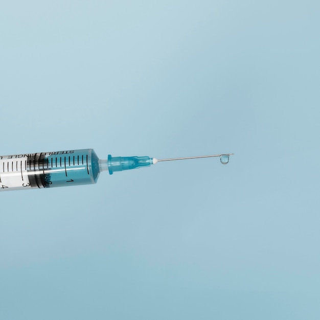 Free photo close-up of syringe with vaccine