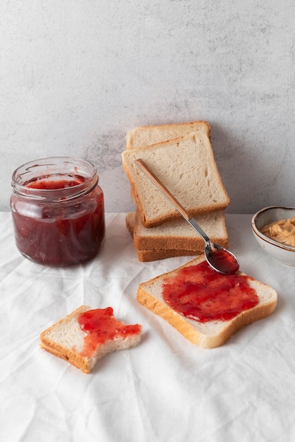 Foto gratuita primo piano sul tavolo pieno di cibo