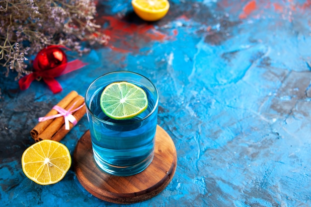 Foto gratuita primo piano sul bicchiere alto di delizioso cocktail