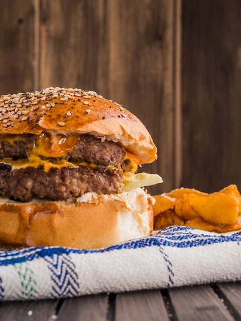 Foto gratuita chiuda in su del gustoso hamburger americano