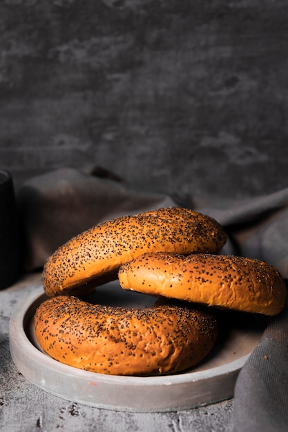 Free photo close-up tasty bagels with seeds