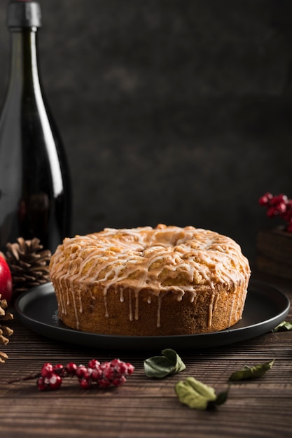 Foto gratuita torta cotta saporita del primo piano su una zolla