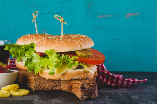 Foto gratuita close-up di hamburger gustosi con lattuga