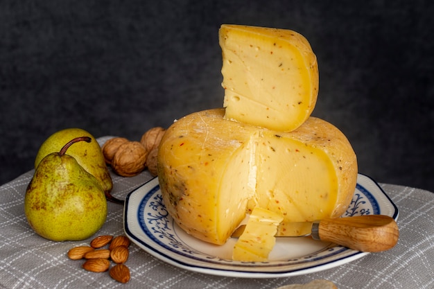 Крупным планом вкусный сыр и груши