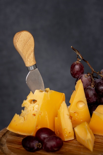 Foto gratuita formaggio saporito del primo piano con l'uva