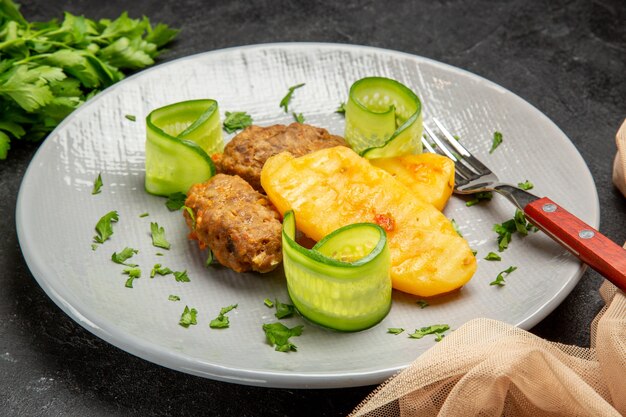 おいしいカツレツみじん切り野菜のクローズアップ