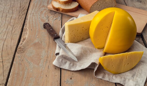 クローズアップおいしい自家製チーズ、ナイフで