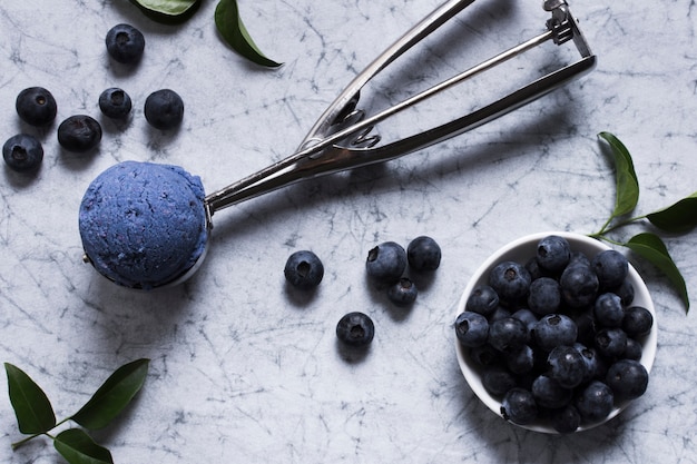 Foto gratuita paletta saporita del gelato del primo piano con le bacche