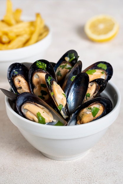 Free photo close-up tasty mussels with parsley