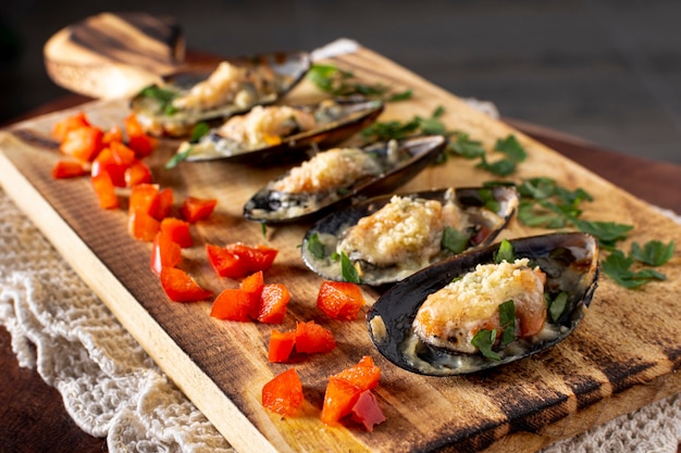 Free photo close-up tasty mussels on a wooden board