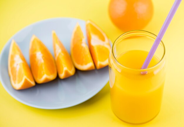 Макро вкусный апельсиновый сок на столе