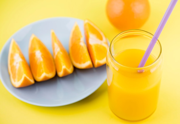 テーブルの上のクローズアップのおいしいオレンジジュース