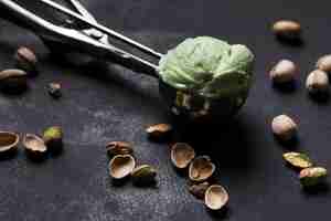 Foto gratuita pallina di gelato al pistacchio gustoso primo piano