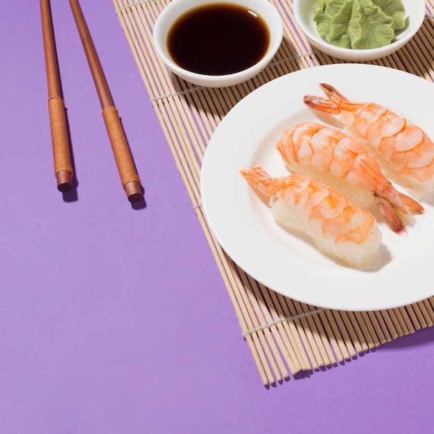 Крупным планом вкусные суши и соевый соус на столе