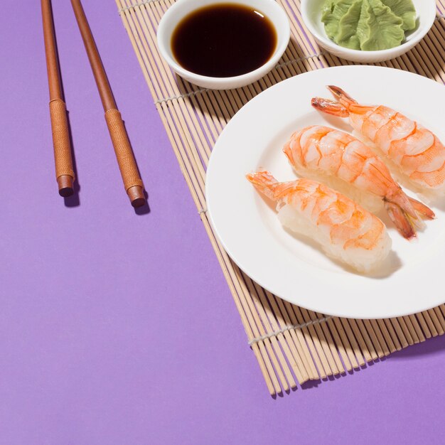 テーブルの上のクローズアップのおいしい寿司と醤油