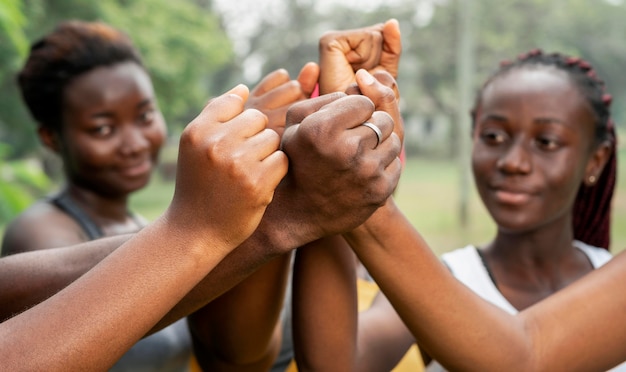 Foto gratuita stretta di mano della squadra da vicino