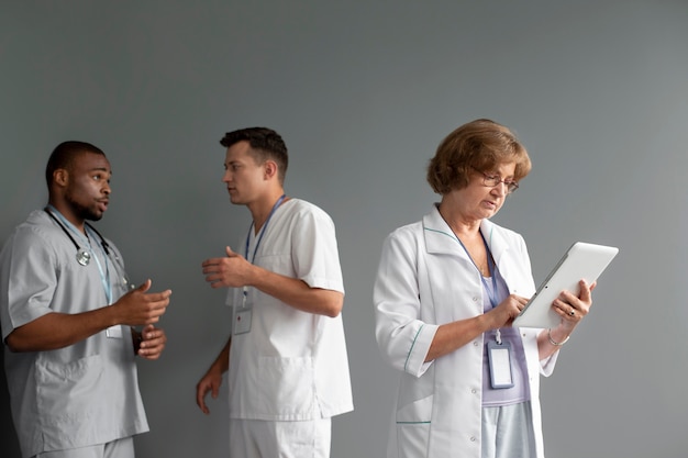 Foto gratuita primo piano sul team di operatori sanitari