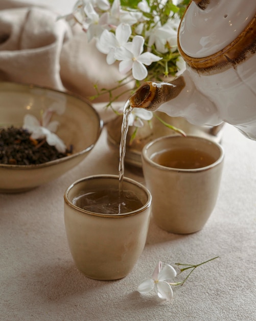 Free photo close-up teapot pouring tea