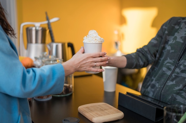 ホットチョコレートを持つクローズアップのティーンエイジャー