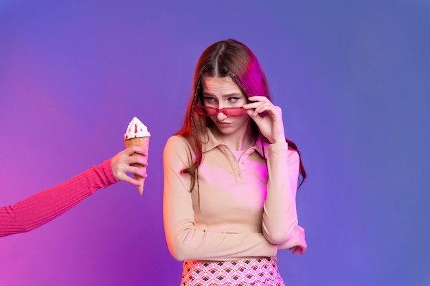 Free photo close up teenager looking at ice cream