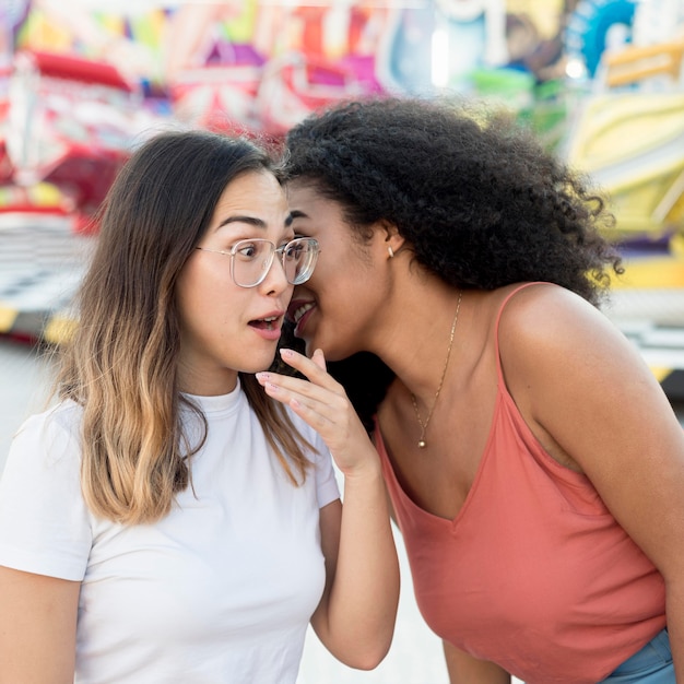 Free photo close-up teenagers having fun together