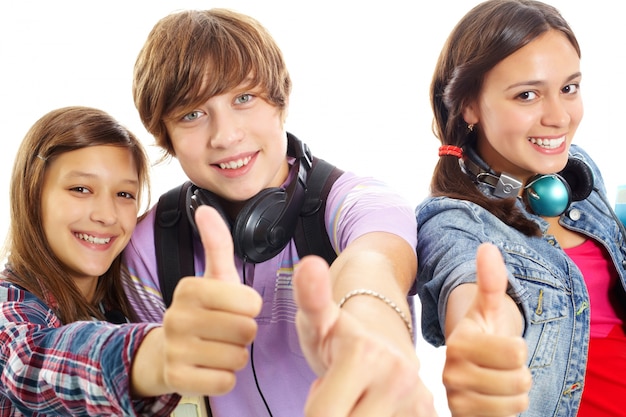 Free photo close-up of teenagers showing thumbs up