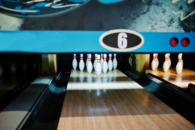 Foto gratuita primo piano di dieci birilli al bowling club