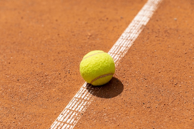 Крупный план теннисный мяч на площадке