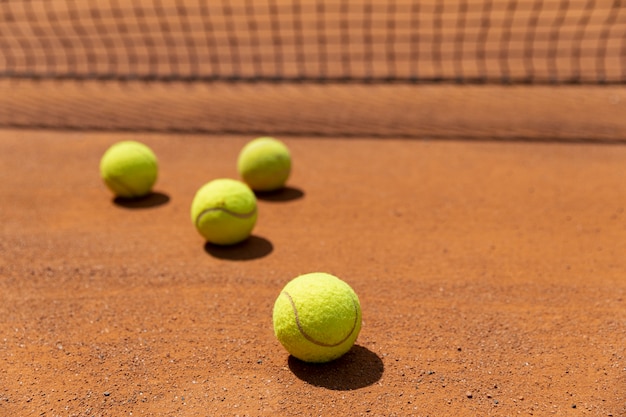 Крупный план теннисные мячи на площадке суда