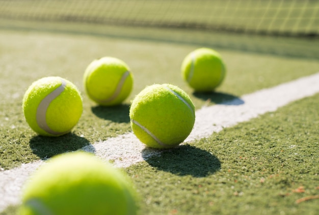 Free photo close-up tennis balls on the ground