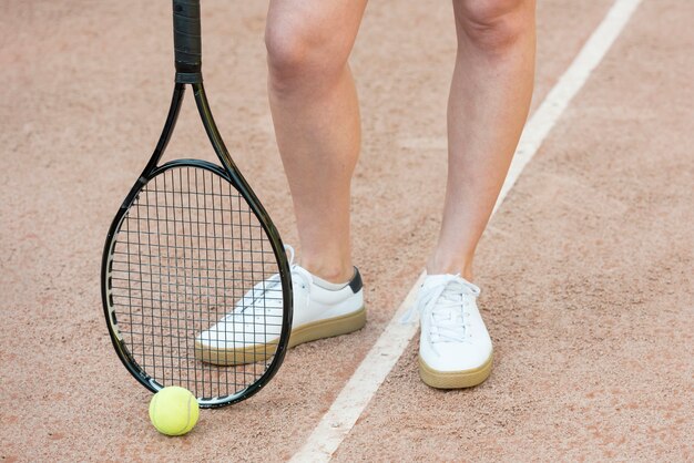スポーツ用品とテニスプレーヤーのクローズアップ