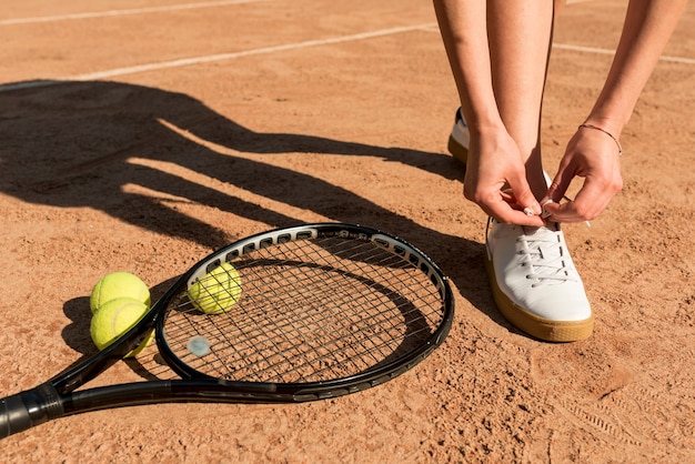스포츠 장비와 테니스 선수의 클로즈업