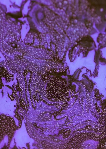 水滴と紫キャベツのクローズアップのテクスチャ