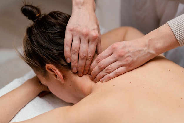 Foto gratuita primo piano terapista che massaggia il collo