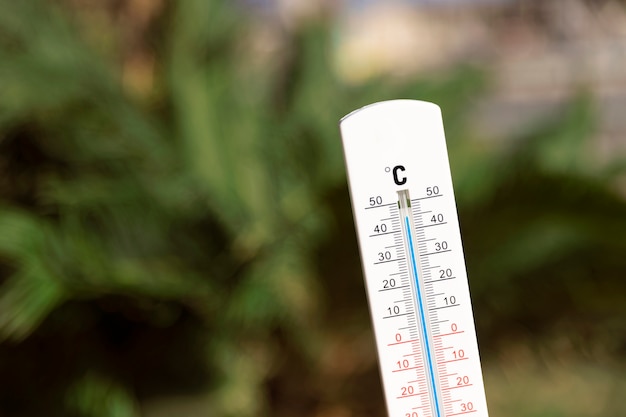 高温を示す温度計のクローズアップ
