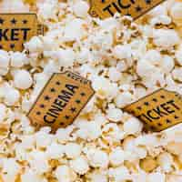 Foto gratuita close-up di biglietti in popcorn