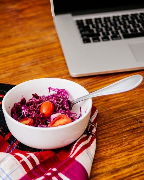 Free photo close-up of tomatoes and red cabbage in bowl