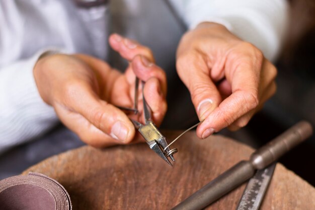 Close-up tools for cutting wire