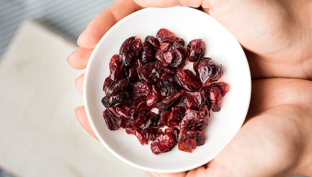 Free photo close-up top view dried fruit on white plate