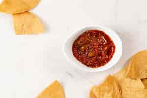 Free photo close-up tortilla chips with spicy sauce